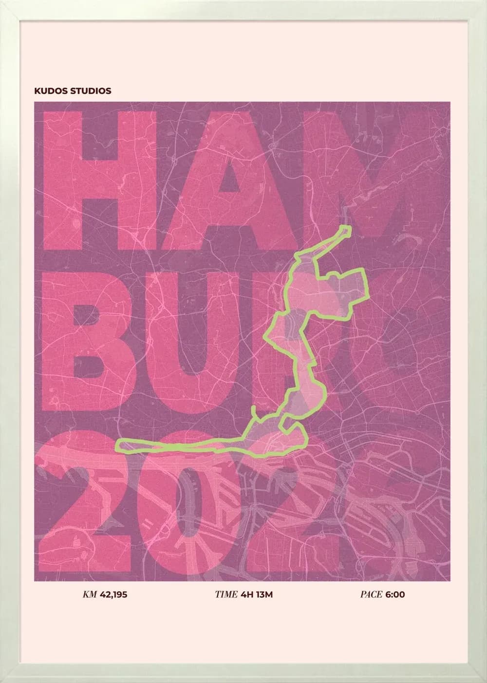Poster einer Laufstrecke mit dem Stadtnamen als großem Schriftblock